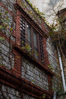 İstanbul Vintage penceresinin dışındaki Borusan Çağdaş Müzesi, kahverengi