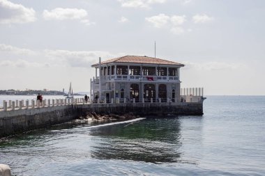 Moda iskeleti denizin ortasında. İskeledeki kütüphane. İstanbul: 10.07.2023