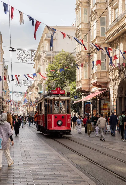Beyoğlu 'ndaki Kızıl Tren. İstanbul 'daki Istiklal Caddesi' nde (popüler durak), Taksim Meydanı ile yeraltı demiryolu arasında tramvay hattı çalışıyor.
