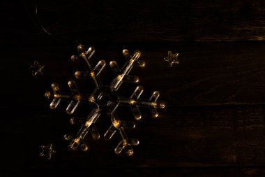 Karanlık arka planda parlayan kar tanesi çelengi, Noel konsepti