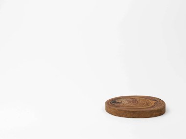 Kozmetik ürünler ya da yiyecekler için beyaz arka planda izole edilmiş ahşap parça, maket. Yan görünüm, metin için boş boşluk
