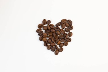 kalp şeklinde kahve çekirdeği, beyaz arka planda izole edilmiş, sevgililer günü, romantik