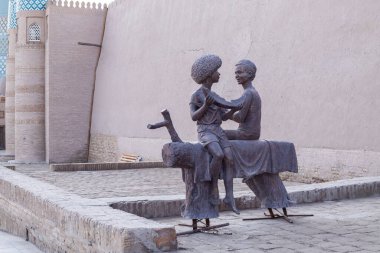 Ichan qala, Khiva, Özbekistan 'da karpuz heykeli yiyen çocuklar
