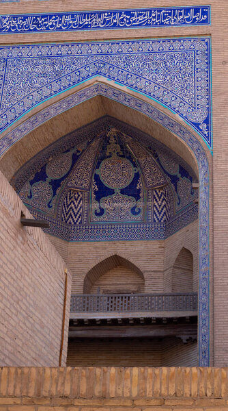 Национальная узбекская синяя хива-майолика на историческом здании