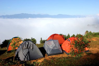 Soğuk hava ve siste dağda kamp yapmak