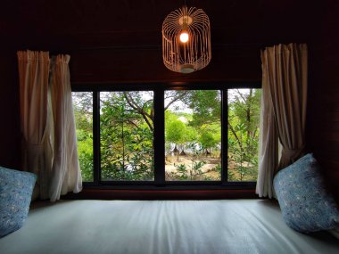 Pencerenin yanındaki gündüz yatağı.