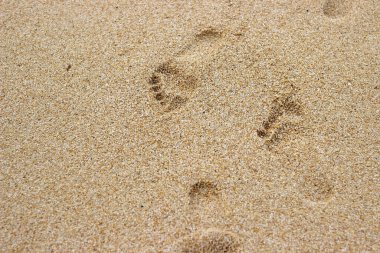 Sahilde insan ayak izleri