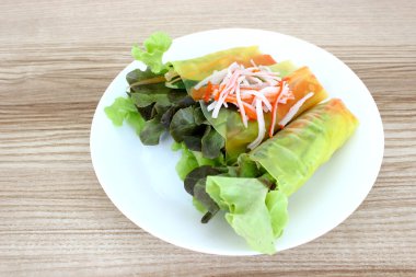 Masada beyaz tabakta yengeç salatası rulosu