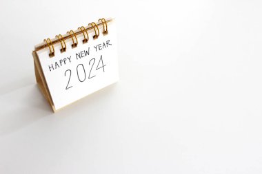 Mutlu yıllar 2024, takvimde beyaz arkaplan üzerine el yazısı