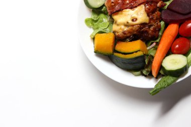 Beyaz arka planda ızgara tavuk bifteği, pastırma, peynir ve organik salata.