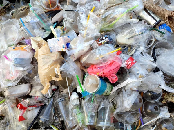Bangkok, Tayland - 20 Kasım 2023: Plastik torba, plastik bardak, konserve kutusu gibi çöpler. 