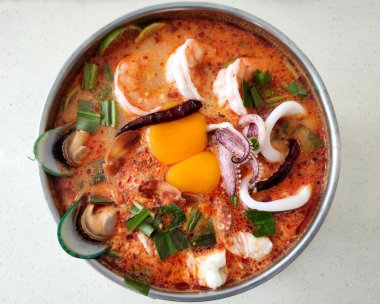 Deniz ürünleri Tom Yum, baharatlı, sıcak ve ekşi Tayland yemeği. 