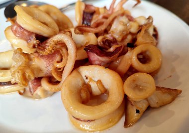 Balık soslu kızarmış kalamar, Tayland usulü yemek.