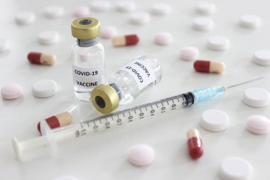 Covid-19 aşısı şişesi, beyaz arka planda izole edilmiş iğne ve uyuşturuculu 1 ml plastik şırınga.