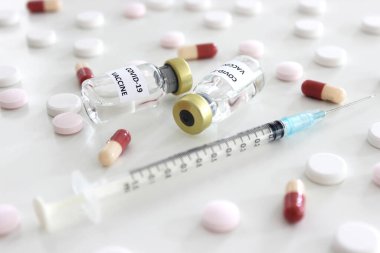 Covid-19 aşısı şişesi, beyaz arka planda izole edilmiş iğne ve uyuşturuculu 1 ml plastik şırınga.