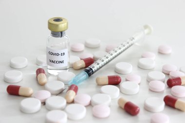 Covid-19 aşısı şişesi, beyaz arka planda izole edilmiş iğne ve uyuşturuculu 1 ml plastik şırınga.