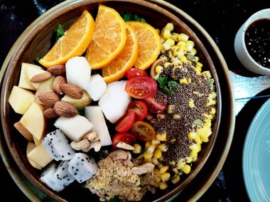 Masada sağlıklı vejetaryen salatası var.