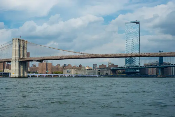 Brooklyn Köprüsü, New York Şehri.