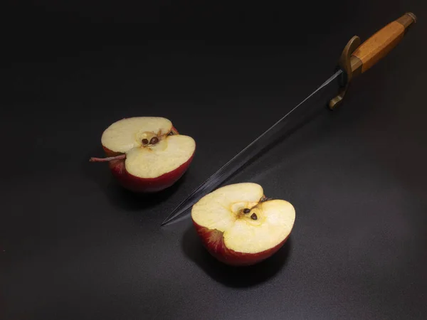 Deux Moitiés Une Pomme Coupée Avec Une Dague — Photo