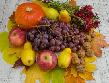 Tahta bir kır masasında sonbahar hasadı elementleri