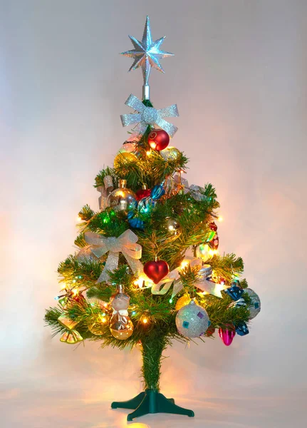 Decorato Splendente Luci Piccolo Artificiale Albero Natale — Foto Stock