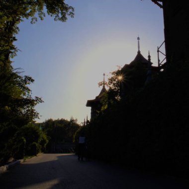 Tapınağın üzerinde gün batımı. Beyaz Lotus Tapınağı Avrupa 'daki en büyük Budist tapınağıdır. Cherkasy şehri Ukrayna 'da yer almaktadır..