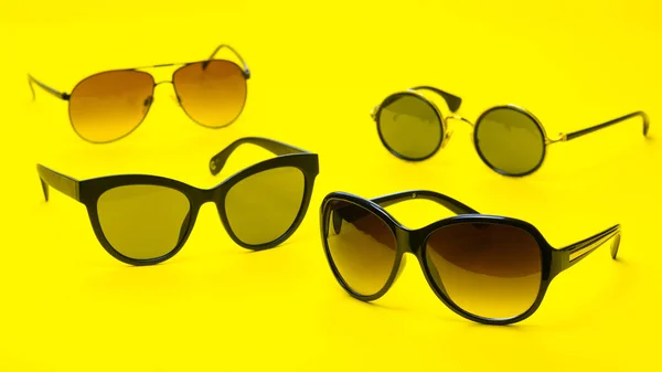 Vários Óculos Sol Estilo Diferente Fundo Amarelo — Fotografia de Stock