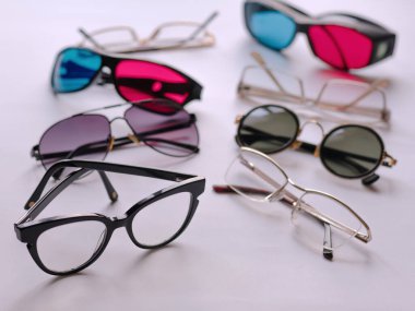Birkaç çift gözlük. Görüş, güneş koruması ve üç boyutlu video izlemek için.