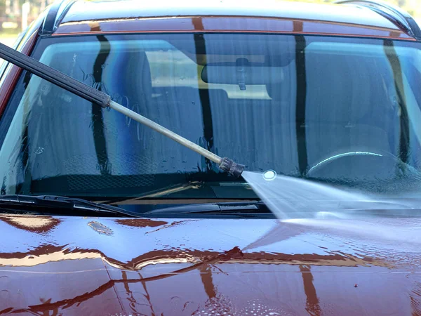 Rinnande Aktivt Skum Från Bilen Med Vattenstråle — Stockfoto