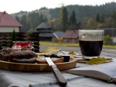 Transcarpathia 'da seyahat ederken açık havada kahvaltı