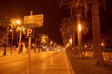 İspanya 'nın gece şehri Salou. Ekim 2021 sonu