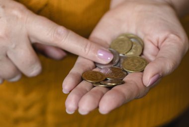 Avucunun içinde küçük paralar sayıyorsun.