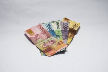 Endonezya rupiasının çeşitli kağıt paralarıyla izole edilmiş konsepti