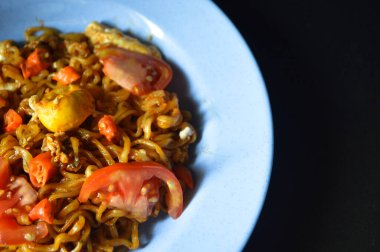 Domates, yumurta ve biberli hazır şehriye.