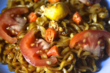 Domatesli, yumurtalı ve biberli hazır şehriye.