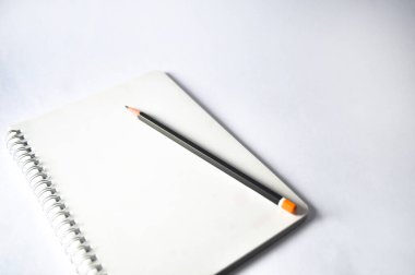 Not Defteri ve Kalem Beyaz Arkaplanda İzole Edildi