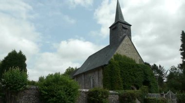 Evin önünde saat kulesi olan bir kale. Yüksek kaliteli görüntüler