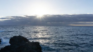 Nefes kesen okyanus gün batımı, huzur veren güzellik.