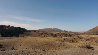 Kurak ve görkemli dağların manzaralı ve engebeli arazisi..