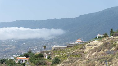 Huzurlu dağ çevresinde bol doğa ile manzara çekilmesi.
