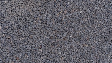 Sert gri taşlar yüzeye çıkıyor.