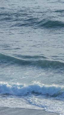 Büyüleyici okyanus dalgaları kumlu sahille buluşuyor