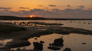 Altın saat ışıltısı, sakin okyanus manzarası