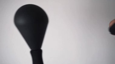 Yoğun beden eğitimi, odaklanmış boksör, güçlü yumruklar, atletik disiplin