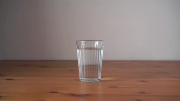 透明な水分補給のための手の届くこと — ストック動画