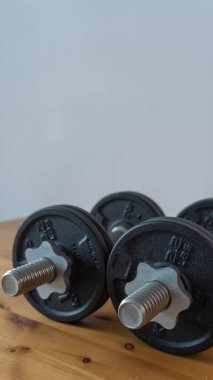 Dayanıklı siyah halterler, fitness hazır.