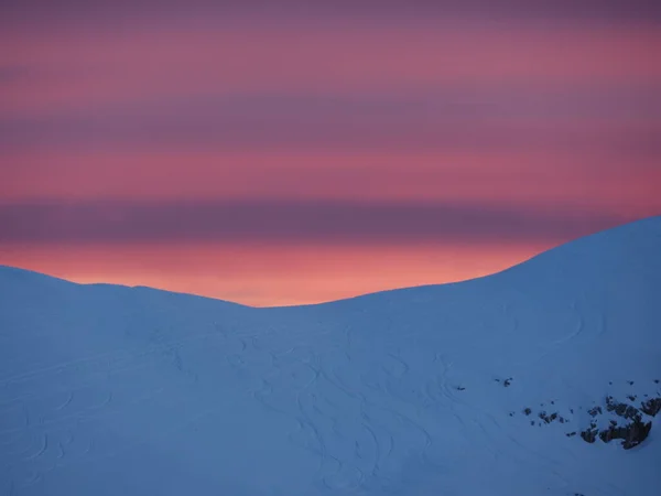 Pôr Sol Colorido Sobre Uma Montanha Nevada Inverno — Fotografia de Stock