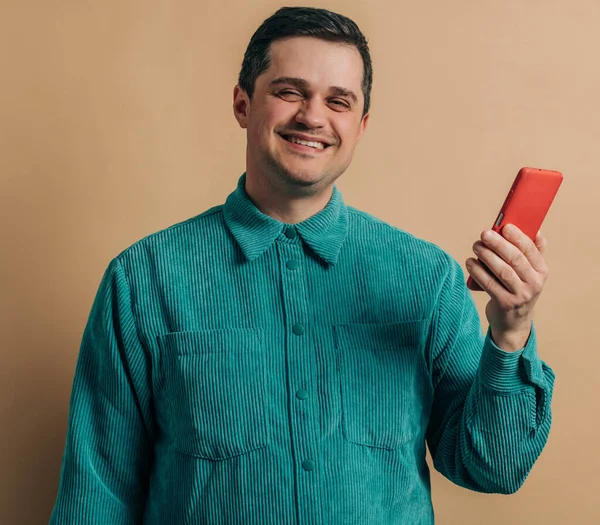 Stylish Caucasian Man Green Shirt Smartphone Brown Background — Fotografia de Stock