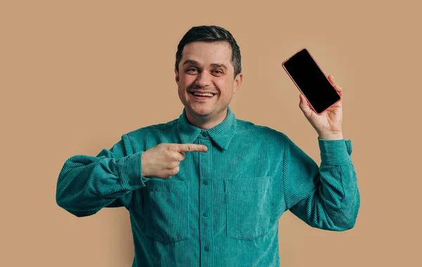 Stylish Caucasian Man Green Shirt Smartphone Brown Background — Fotografia de Stock