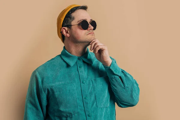 Stylish Caucasian Man Green Shirt Sunglasses Hat Brown Background Stockfoto